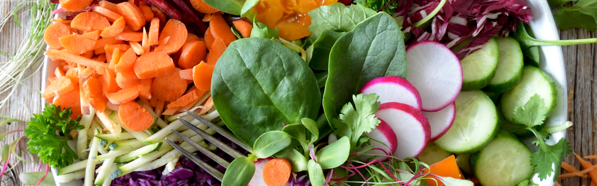Légumes frais : concombres, tomates, épinards, poivrons